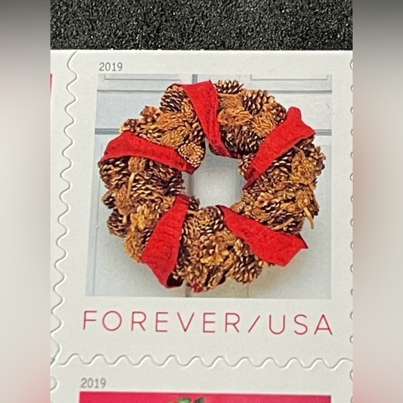 5 “HOLIDAY WREATHS” Booklets of Forever Christmas Stamps for the price of 4. - Picture 3 of 4